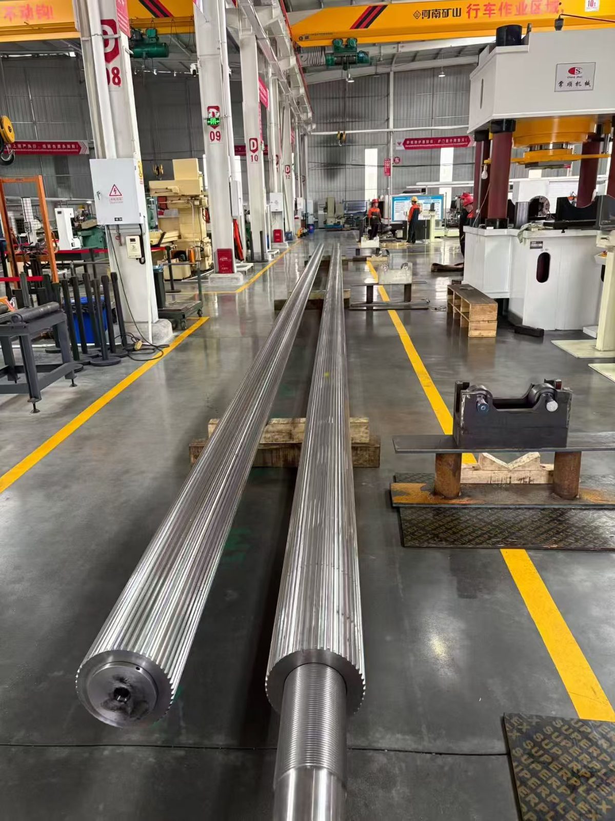 Extra-long twin-screw shafts for large-diameter petrochemical extruders